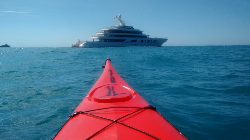 Megayacht Aquarius a Paraggi: foto da kayak