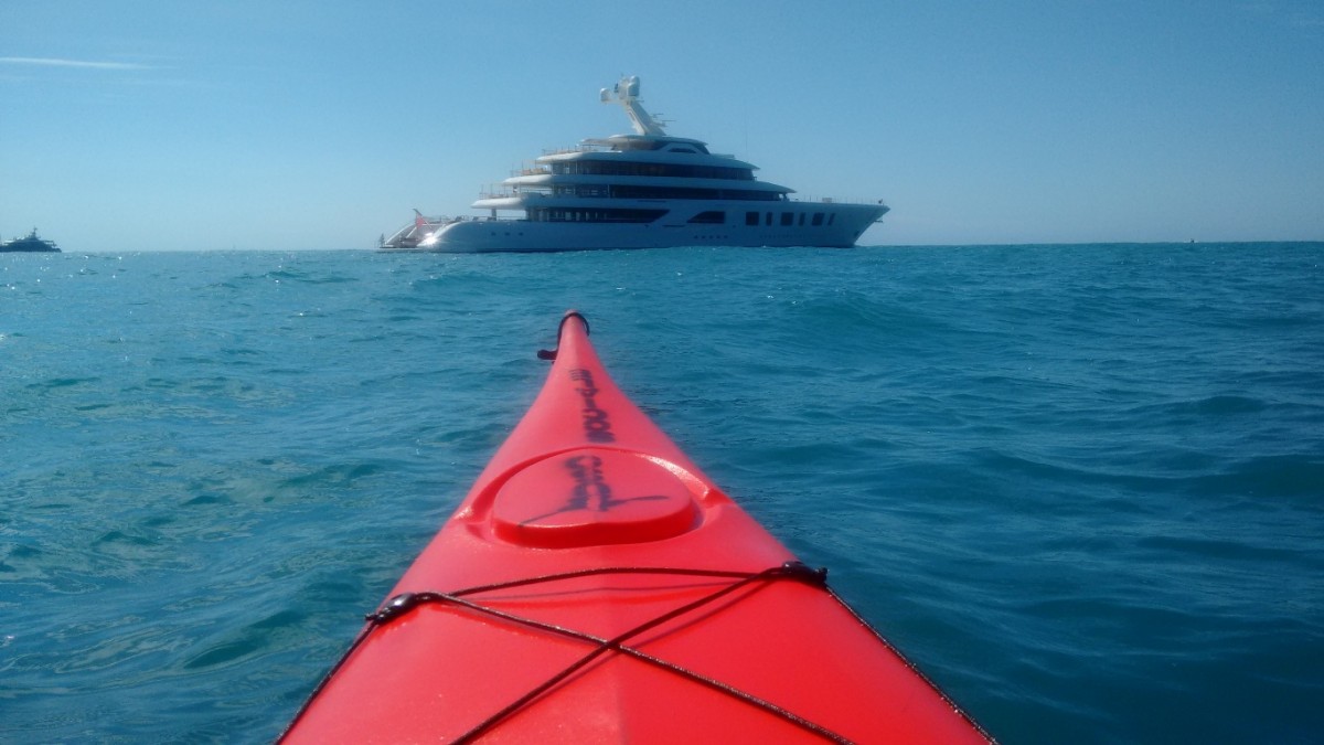 Megayacht Aquarius a Paraggi: foto da kayak