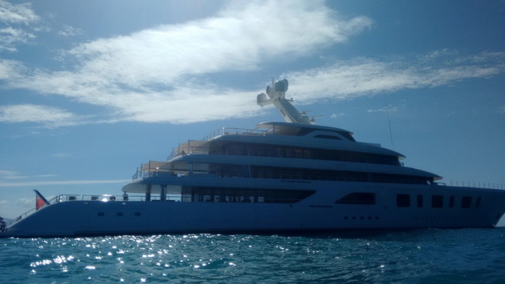 Megayacht Aquarius a Paraggi: vista laterale