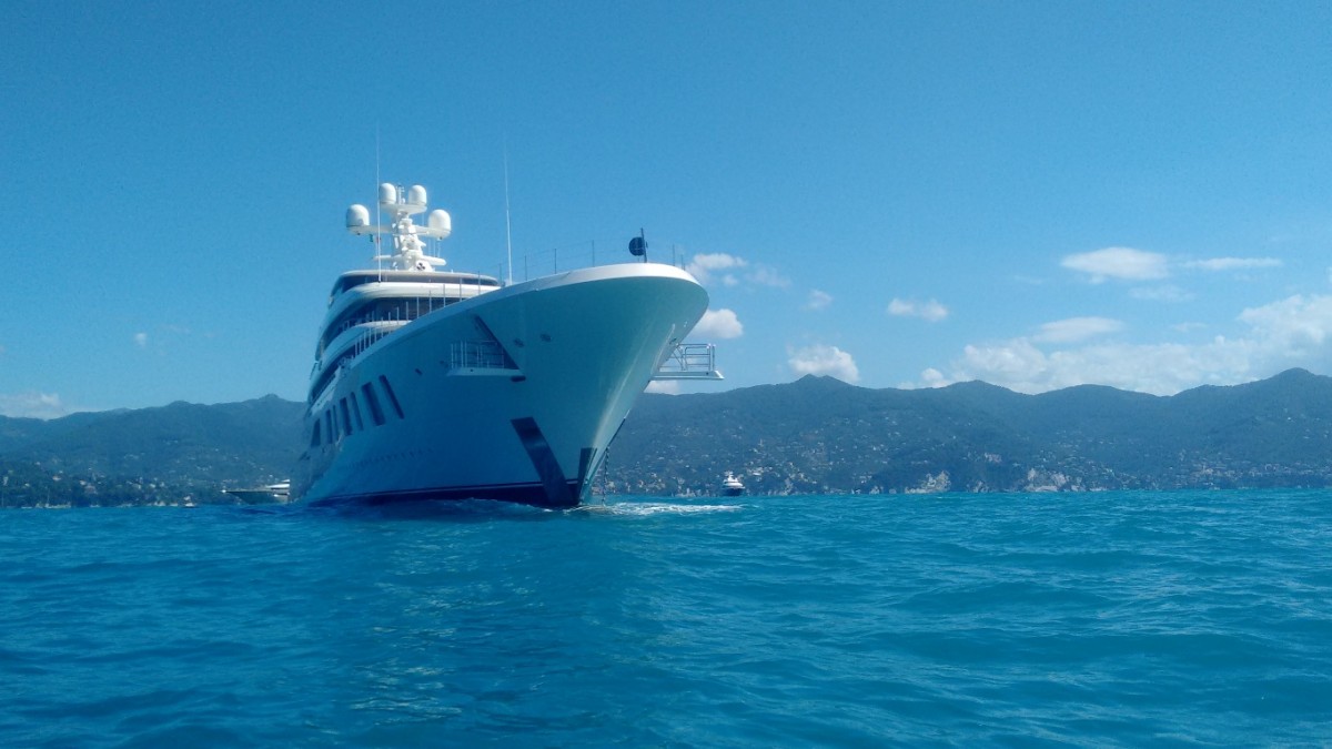 Megayacht Aquarius a Paraggi: foto a prua