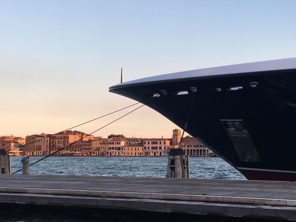 Megayacht Barbara a Venezia: foto a prua