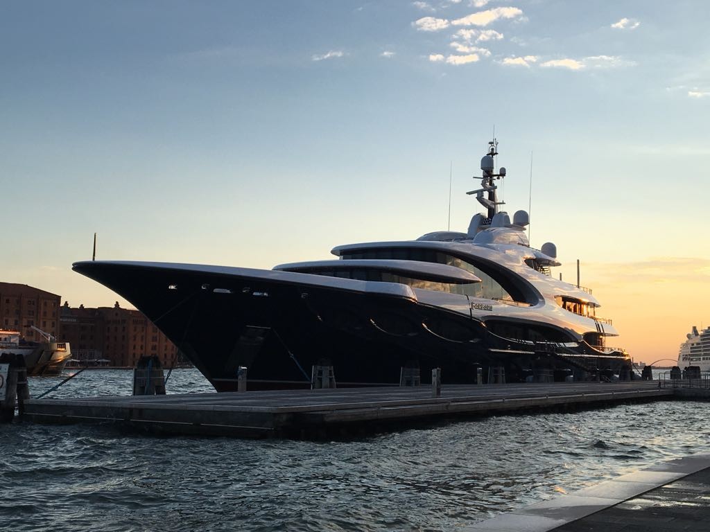 Megayacht Barbara a Venezia: foto al tramonto