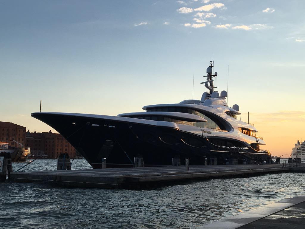 Megayacht Barbara a Venezia: foto al tramonto