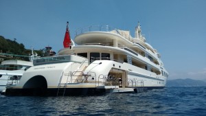 Il mega yacht Ecstasea visto da poppa!