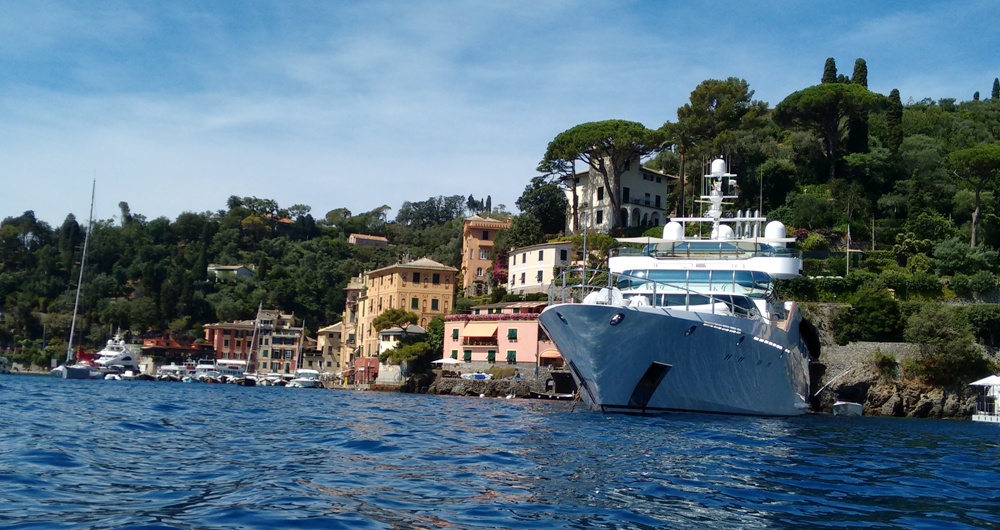 La splendida Portofino fa da sfondo al megayacht Zeus