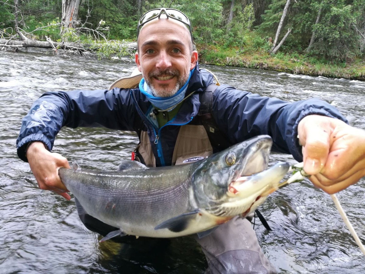 Paolo Carta con un grande pesce preso su un fiume in Alaska