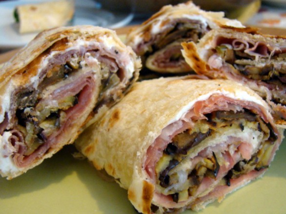 Piadina con prosciutto e melanzane