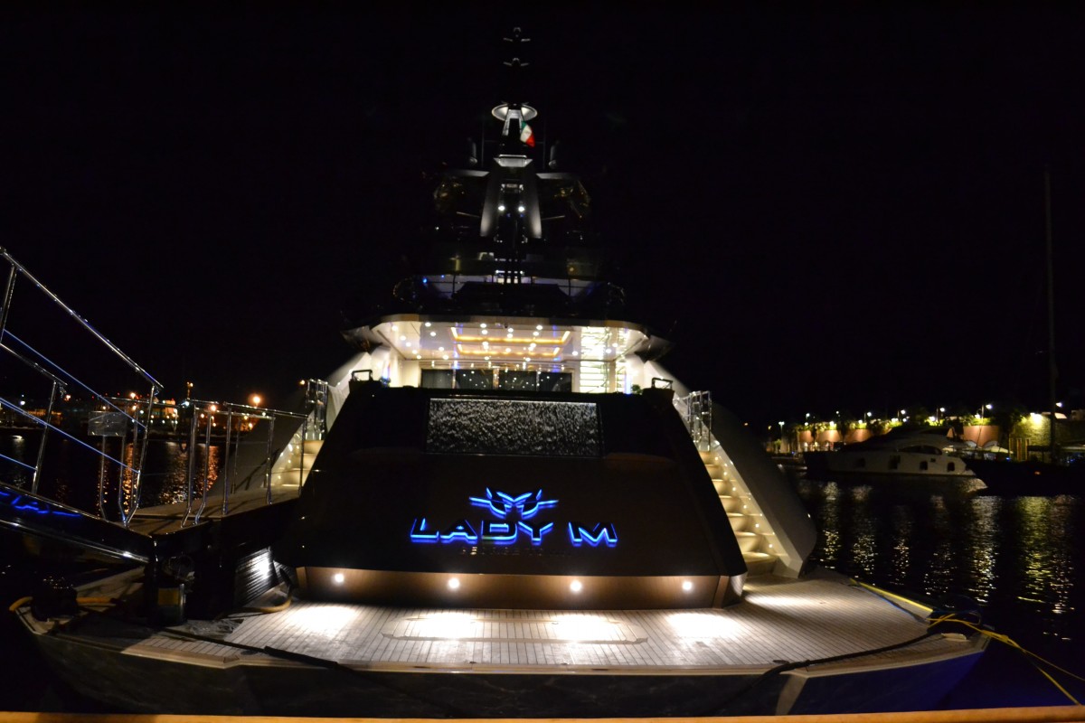 La poppa del mega yacht Lady M  a Genova