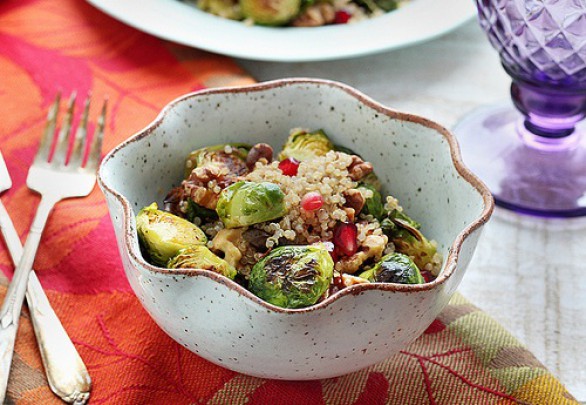 Insalata di quinoa, cavolini di Bruxelles e mandorle