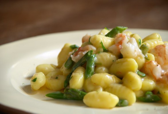 gnocchi gamberi e asparagi
