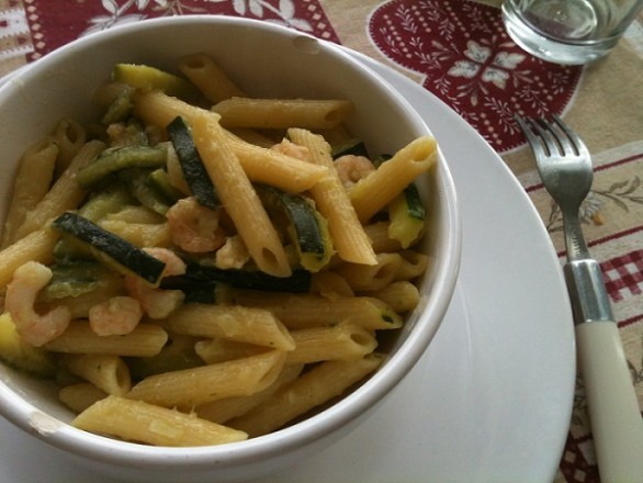 Pasta con crema di zucchine, gamberi e basilico