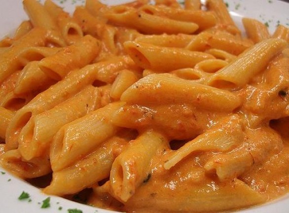 Pasta con crema peperoni e pancetta