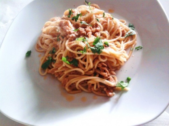 Vigilia di Natale in barca: spaghetti al sugo di tonno