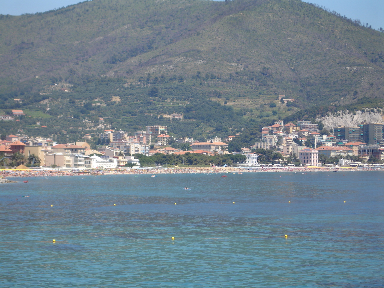 Inquadratura panoramica del mare e dei monti di Spotorno