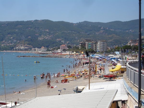 Spiaggia affollata di Spotorno