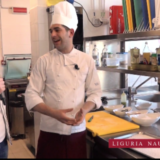 Video ricetta: Acciughe con peperoni cotte su sale