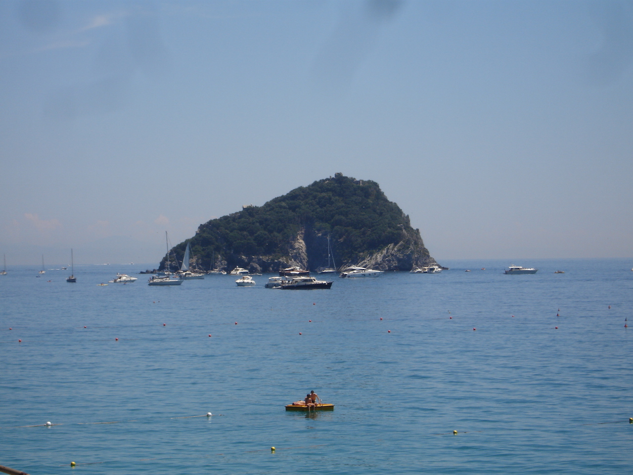 Yacht in rada al largo di Spotorno