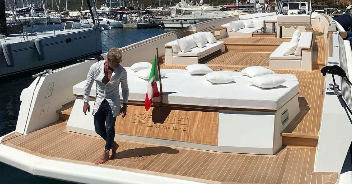 Gianluca Vacchi a poppa del suo yacht 