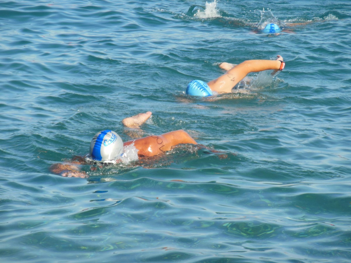 Due nuotatori in mare in un momento del Miglio Blu 2017