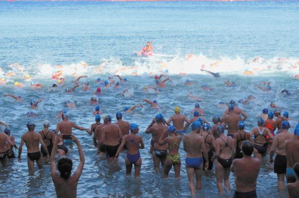 Ecco i concorrenti in acqua al via del Miglio Blu 2017