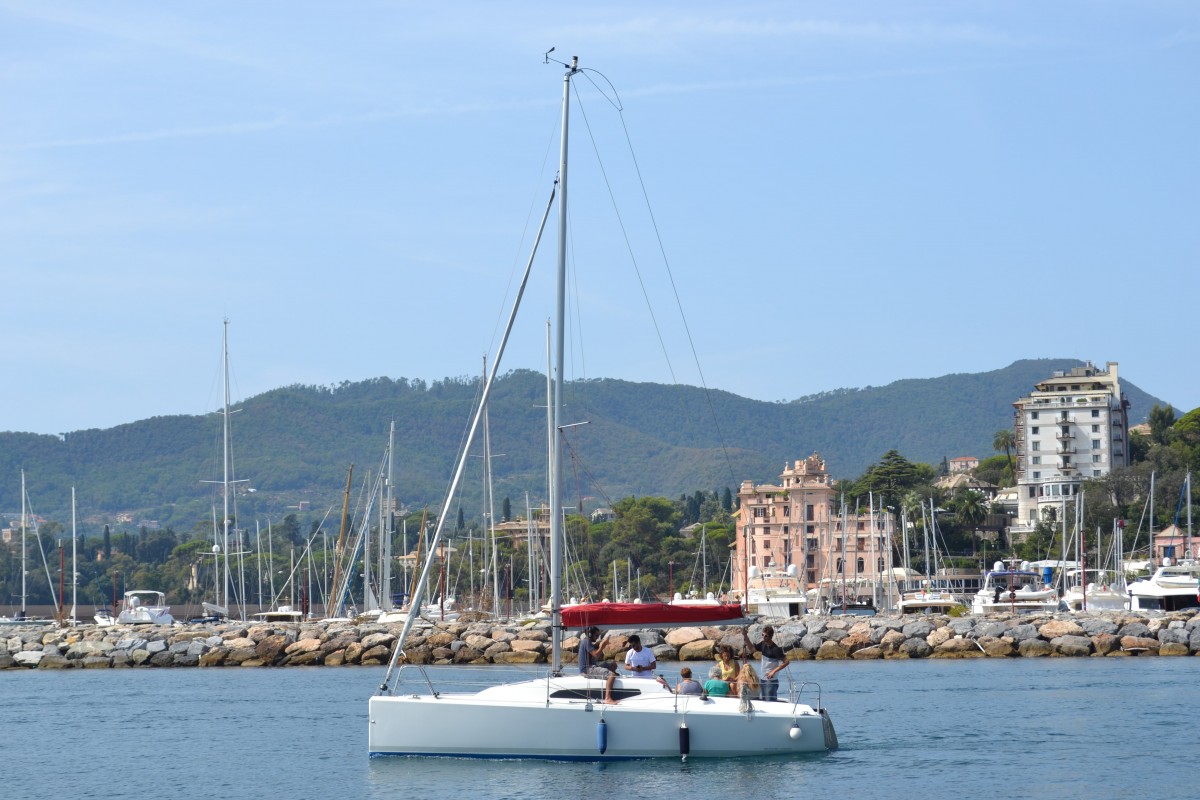 Franci Naviga in uscita dal Porto di Rapallo, alimentata con un motore marino elettric