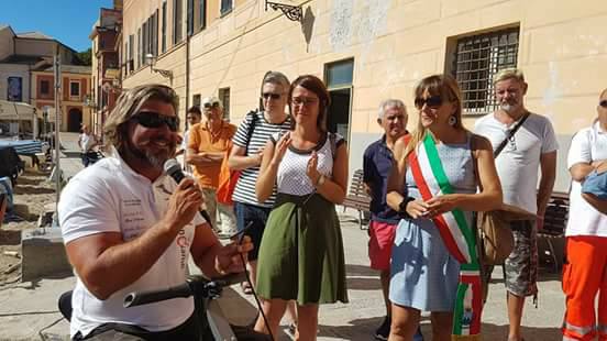 Sindaco di Sestri Levante Valentina Ghio e prisendente associazione NoiHandiamo Marco Carbone all'inaugurazione della spiaggia accessibile nella baia del silenzio