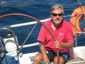 Marco Bucci in barca a vela al timone