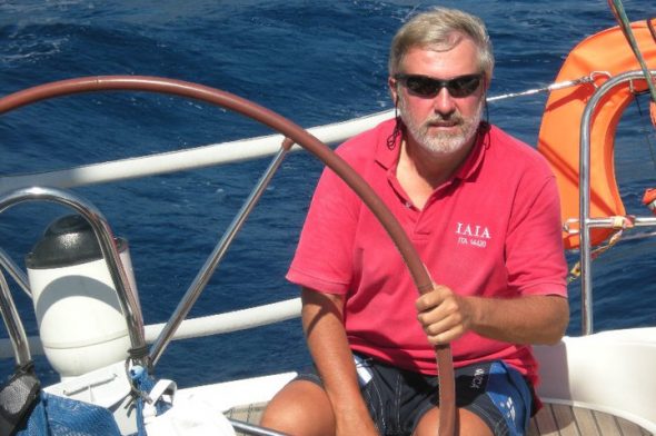 Marco Bucci in barca a vela al timone