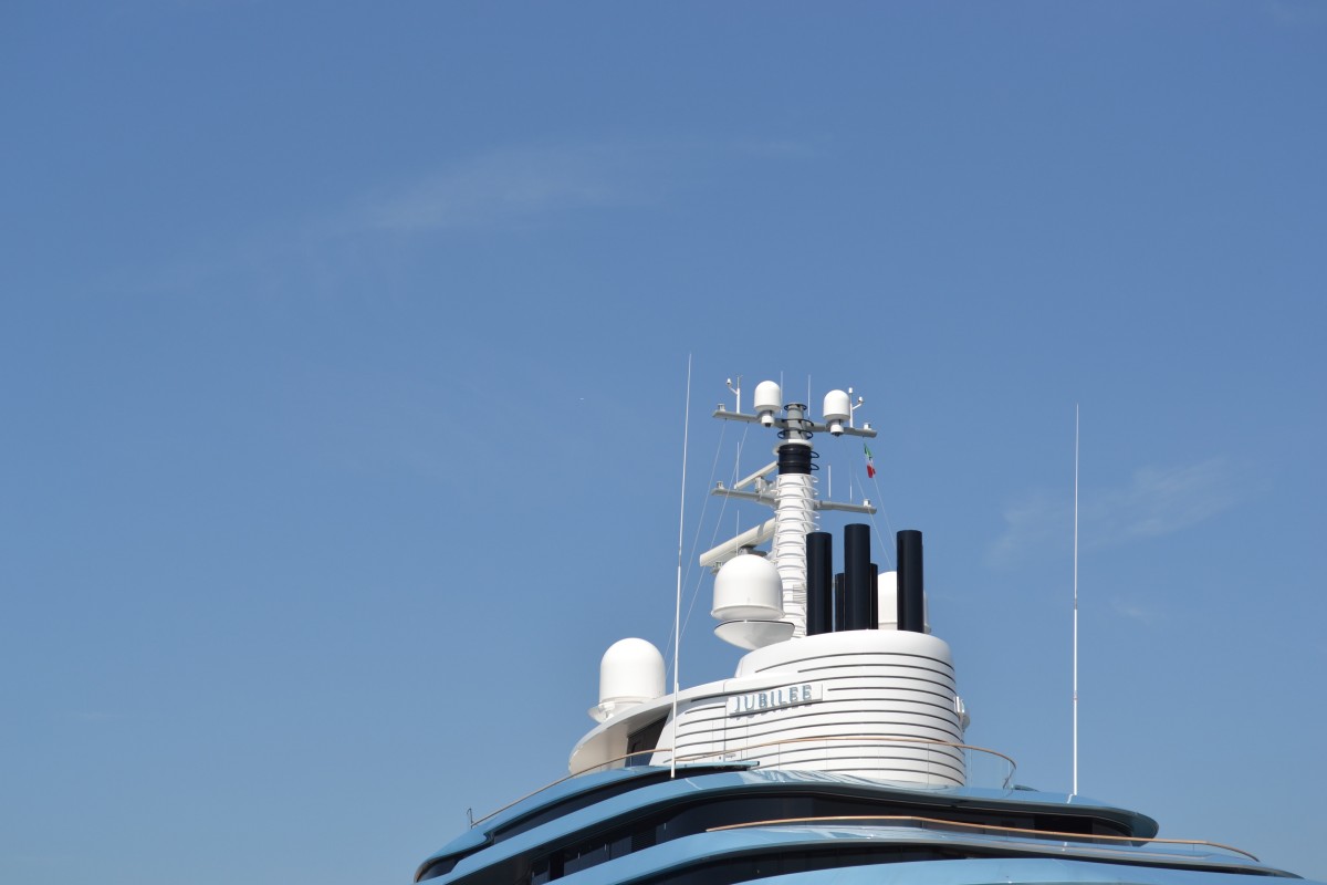 Un dettaglio del mega yacht Jubilee a Genova