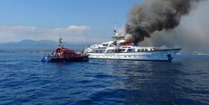 I soccorsi mentre spengono l'incendio divampato sul mega yacht di Diana Bracco al largo di Nizza