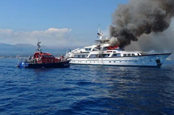 I soccorsi mentre spengono l'incendio divampato sul mega yacht di Diana Bracco al largo di Nizza