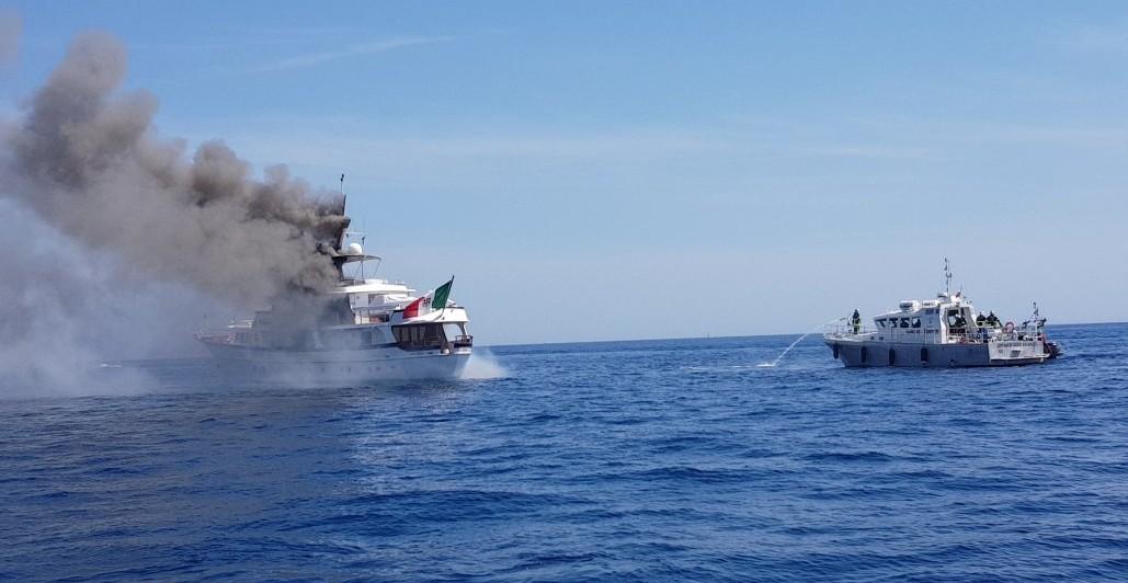 Il mega yacht di Diana Bracco in fiamme al largo di NIzza