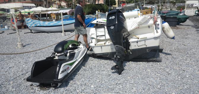 Dopo l'incidente il motoscafo e l'acquascooter sono stati tirati a secco in spiaggia, sotto sequestro