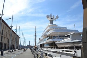 Il mega yacht musashi in tutta la sua lunghezza