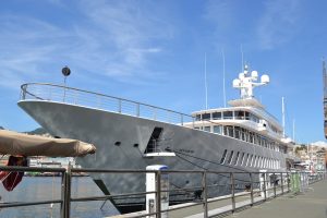 prua del mega yacht musashi ormeggiato
