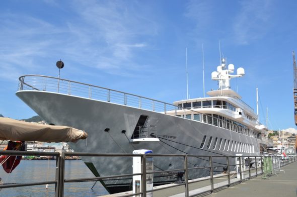 prua del mega yacht musashi ormeggiato