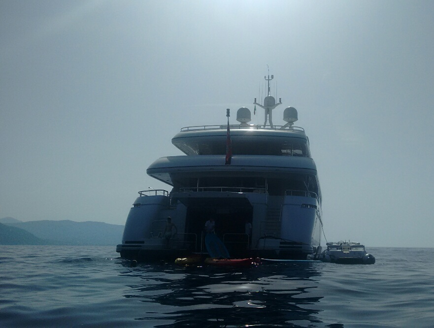 Foto a poppa del megayacht Apogee