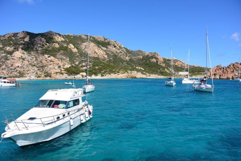 Un giro in barca nell'Arcipelago de La Maddalena, in acque cristalline