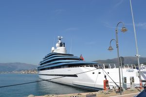 Il mega yacht Jubilee con i suoi 109 metri a Sestri Ponente