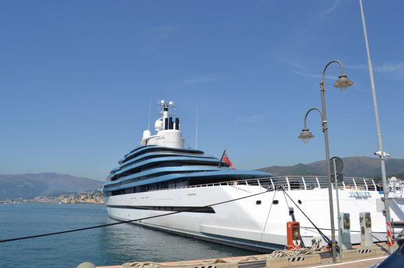 Il mega yacht Jubilee con i suoi 109 metri a Sestri Ponente