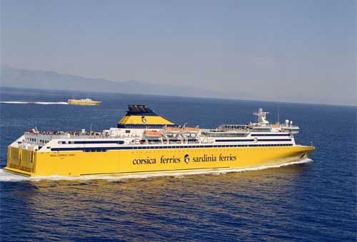 La Mega Express Three della Corsica Sardinia Ferries naviga all'interno del Santuario dei Cetacei