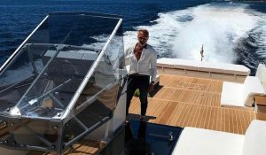Gianluca Vacchi in navigazione con il wally