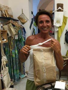 Alessandra Lo Monaco del laborioso e creativo team di 38lab, una piccola realtà inizialmente genovese che realizza borse e altri oggetti riciclando vele.