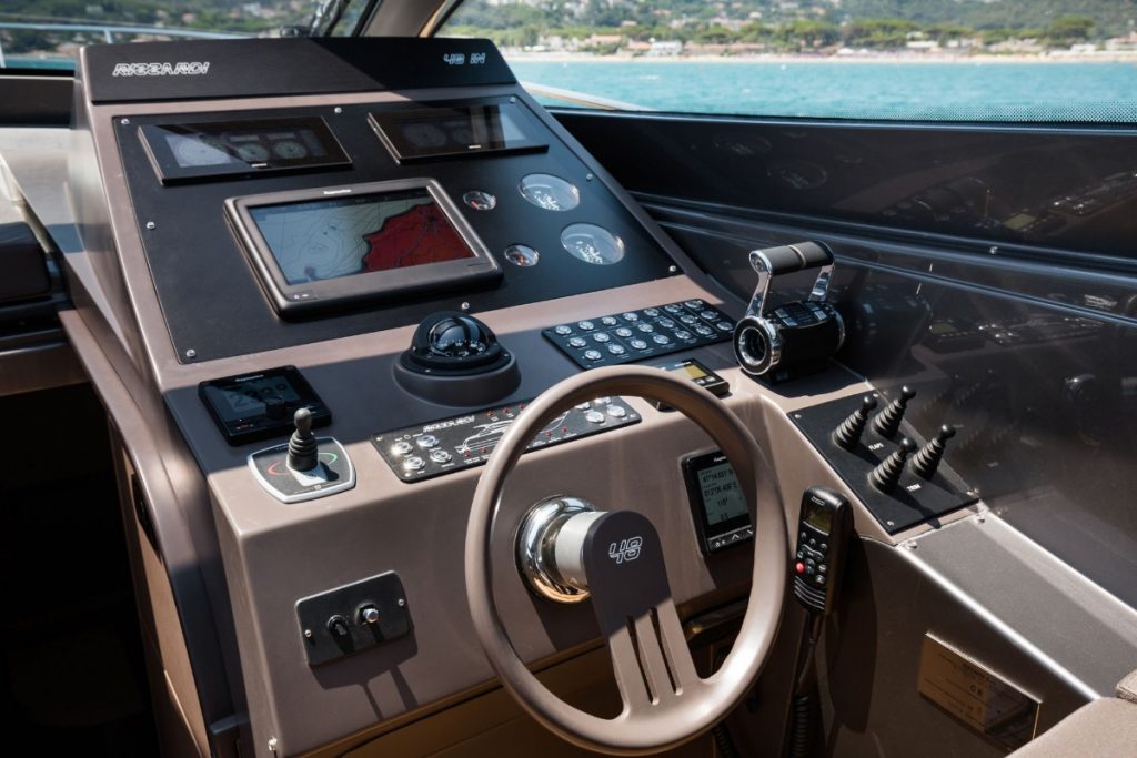 La console dello yacht Rizzardi 48IN