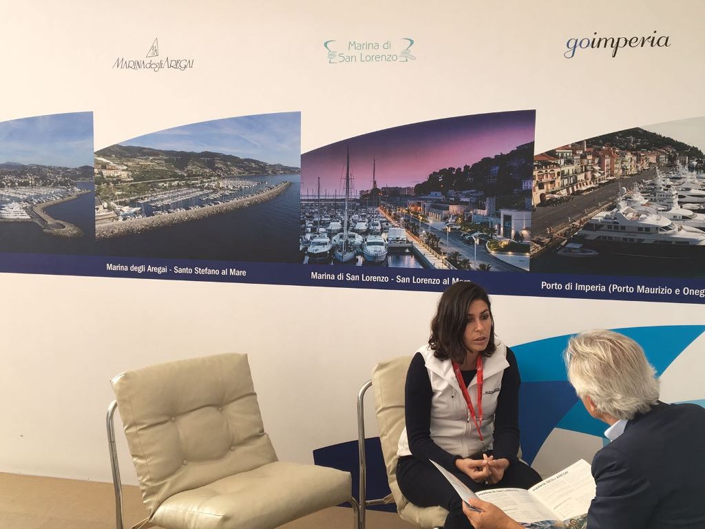 Un cliente allo stand di Liguria for Yachting