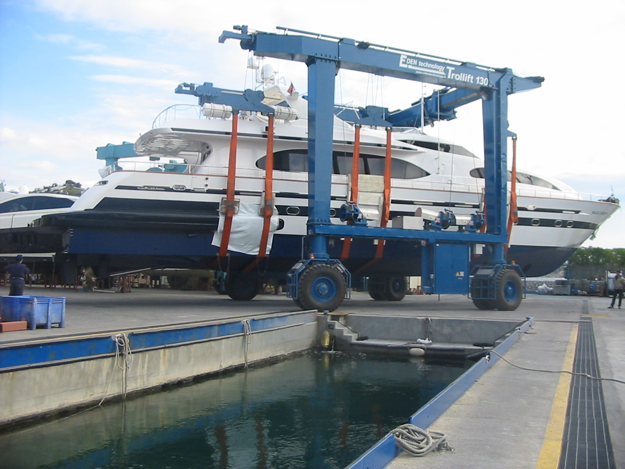 Barca al cantiere di rimessaggio Sanremo Ship S.r.l.