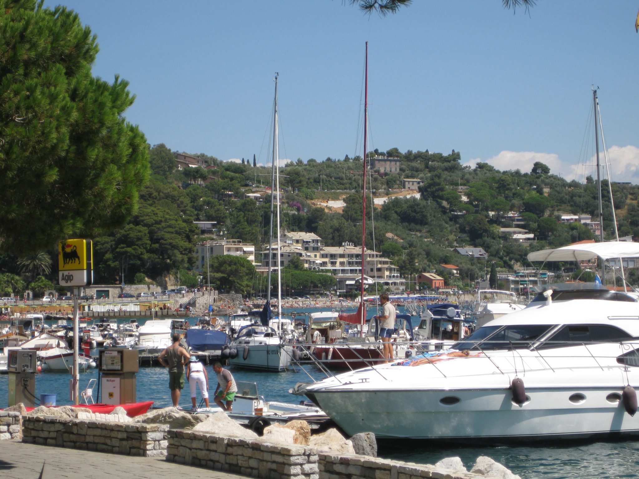 Rifornimento carburante a Portovenere