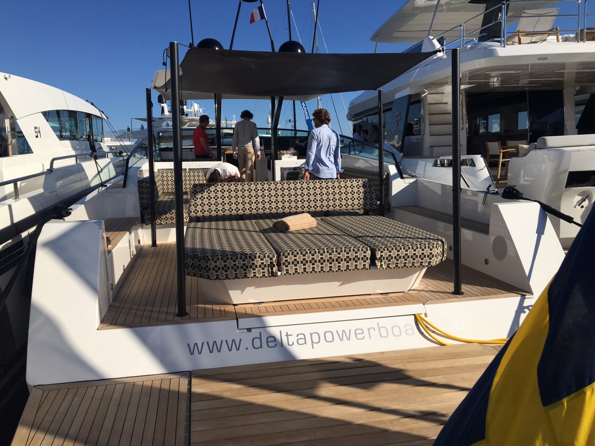 Lounge mega yacht Delta Power Boat