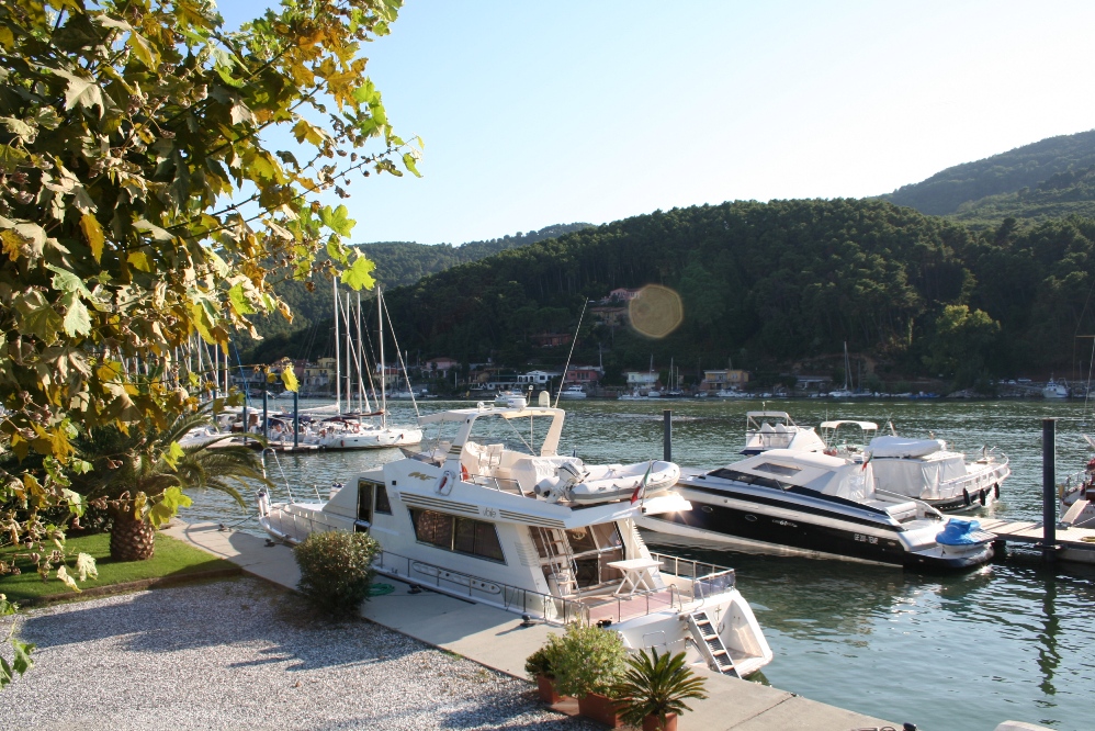 Yacht ormeggiato al Marina del Ponte