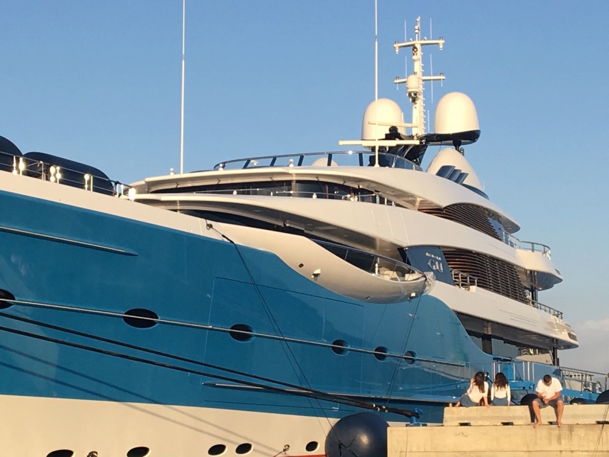 Il mega yacht Madame Gu ormeggiato a Genova 